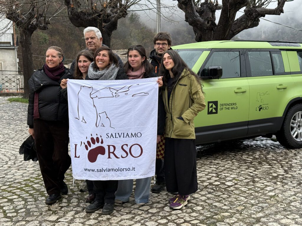 Lo staff di Salviamo L'Orso durante la cerimonia di consegna del veicolo in comodato d'uso per 2 anni.